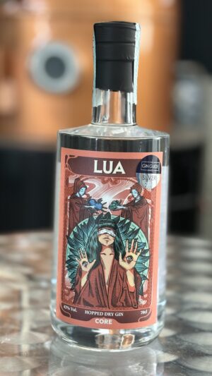 Bottiglia di LUA Hopped Dry Gin con luppoli Citra ed Ekuanot, Core Distillery, Roma