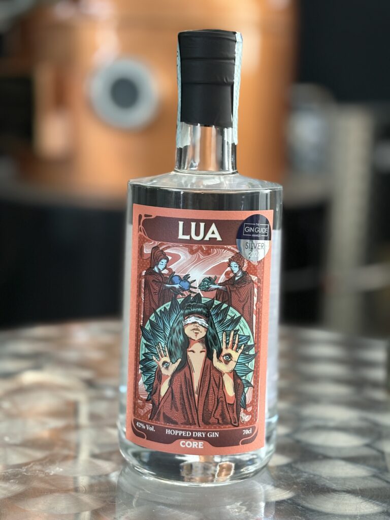 Bottiglia di LUA Hopped Dry Gin con luppoli Citra ed Ekuanot, Core Distillery, Roma