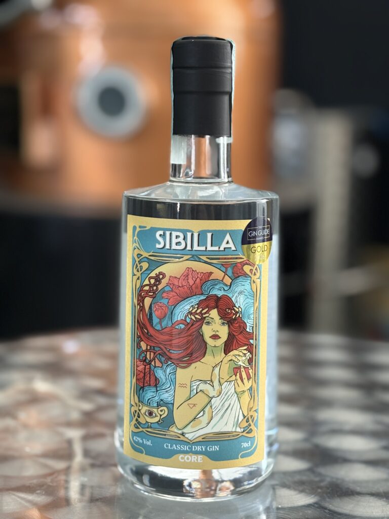 Bottiglia di SIBILLA Classic Dry Gin, gin artigianale di Core Distillery, Roma
